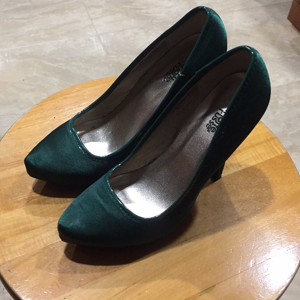 Green pointy toe pump